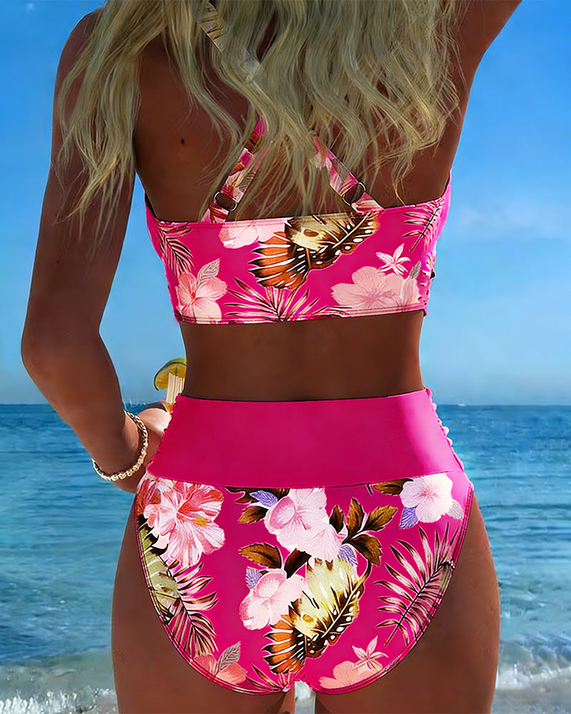 Bikini s kontrastným kvetinovým vzorom a rozparkom