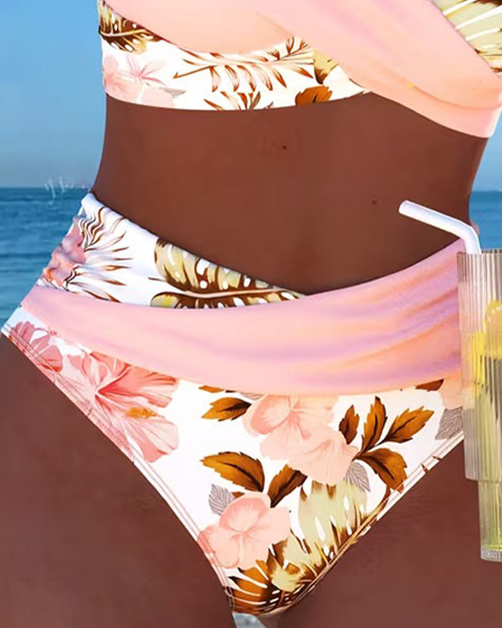Bikini s kontrastným kvetinovým vzorom a rozparkom