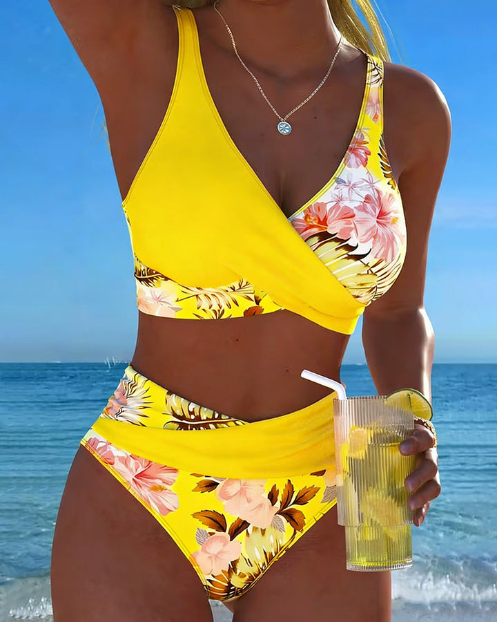 Bikini s kontrastným kvetinovým vzorom a rozparkom