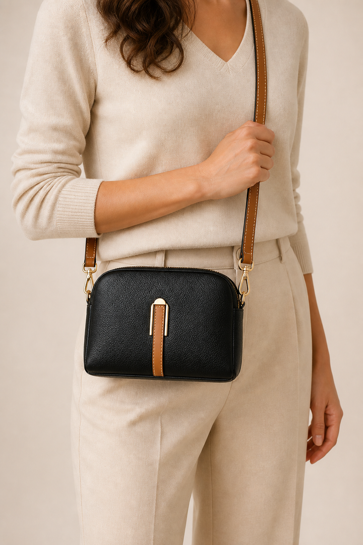 Táto kompaktná crossbody kabelka je ideálna na dni plné pohybu